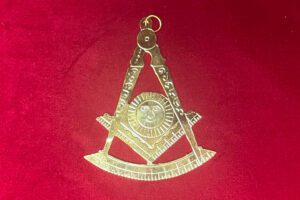 B J – BIJOUX – VENERABLE MAITRE RDY GOLD COMPAS EQUERRE SOLEIL