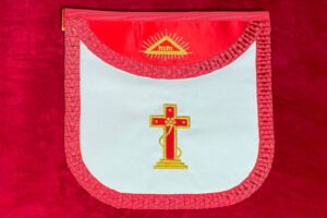 B J TABLIER 18TH REAA ANCIEN CUIR CROIX ROSE DELTA NOM INNEFABLE–3 MARCHES.