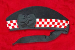 B J—COUVRE CHEFS REAA GLENGARRY ROUGE BLANC 2 PENDENTIFS 3