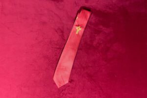 B J – CRAVATE ROUGE CROIX JAUNE DORéE