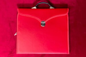 B J PORTE DECORS ROUGE SIMILI CUIR MANCHE RIGIDE INETERIEUR NOIR 4