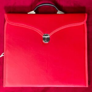 Porte-Décors maçonniques souple avec zip et boucle - Manche rigide - Trois couleurs - BLK - Simili Cuir – Rouge – Taille 45*40*3,50 cm