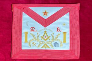 B J – B J TABLIER MAITRE REAA COLONNES LUNE SOLEIL MB PERPENDICULAIRE COMPAS EQUERRE SICEAU MAILLET PIERRE CUBIQUE ACACIA CERCLE ETOILE G SC ME