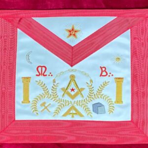 Tablier Maçonnique de Maître REAA - 2 Colonnes - Maillet et Ciseaux - Pierre Cubique - Perpendiculaire - Lune Soleil - Equerre et Compas, Branches d'Acacia - Etoile - Cercle - G - Simili Cuir - Broderie Main - Taille 39*33 cm