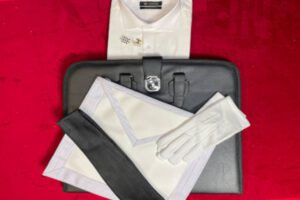 B J  BIEN COMMENCER LOT(APPRENTI TABLIER GANTS CHEMISE CRAVATE BOUTONS MANCHETTES PORTE DECOR 1