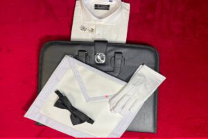 B J  BIEN COMMENCER LOT(APPRENTI TABLIER GANTS CHEMISE PAPILLON BOUTONS MANCHETTES PORTE DECOR DETAIL