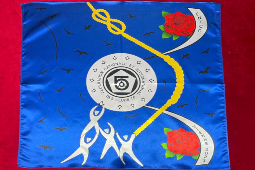 Foulard Carré Vintage En Soie Véritable – Motif Chasse, Armes | Accessoire Mode Rétro