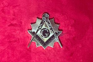 B J – B J MEDAILLE EQUERRE COMPAS G BLEU FLAMBOYANT FOND NOIR