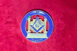 B J – B J MEDAILLE EQUERRE COMPAS G COLONNES FLAMBOYANT DAMIER DELTA MASON FOND BLEU