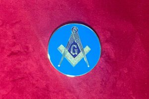 B J – B J MEDAILLE EQUERRE COMPAS G  FOND BLEU