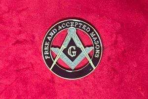 B J – B J MEDAILLE EQUERRE COMPAS G FOND NOIR FREE AND ACCEPTED MASONS