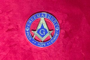 B J – B J MEDAILLE EQUERRE COMPAS G FREEMASONRY FAITH HOPE CHARITY FOND BLEU