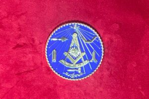 B J – B J MEDAILLE EQUERRE COMPAS SOLEIL MAILLET NIVEAU REGLE DELTA FOND BLEU