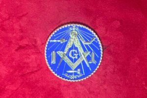 B J – B J MEDAILLE EQUERRE COMPAS SOLEIL MAILLET NIVEAU REGLE DELTA FOND BLEU AVEC G