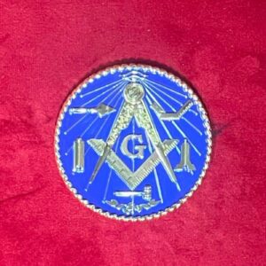 Médaille Maçonnique avec Equerre-Compas-G-Niveau-Règle-Maillet-Delta dorés sur fond Bleu