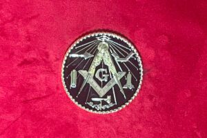 B J – B J MEDAILLE EQUERRE COMPAS SOLEIL MAILLET NIVEAU REGLE DELTA FOND NOIR AVEC G