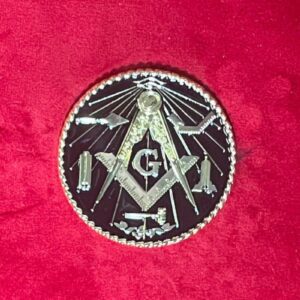 Médaille Maçonnique avec Equerre-Compas-G-Niveau-Règle-Maillet-Delta dorés sur fond Bleu