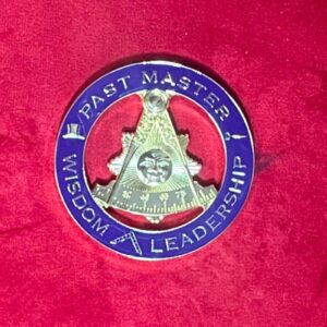 Médaille Maçonnique - PASTER MASTER - WISDOM LEADERSHIP avec Equerre-Compas-Soleil-dorés sur fond coloré - Autolollante