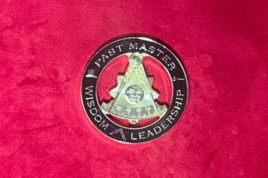 B J – B J MEDAILLE EQUERRE COMPAS SOLEIL PAST MASTER WISDOM LEADERHIP FOND NOIR