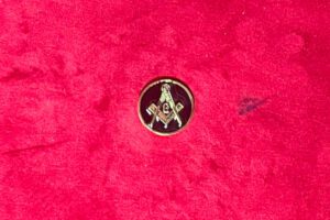 B J – MéDAILLE MAçONNIQUE ADESIVE–EQUERRE COMPAS G DORéS FOND NOIR 2CM 1