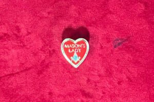 B J – PINS COEUR MASON&RSQUO;S LADY FOND ROUGE COMPAS EQUERRE G DORéS 2.5CM 1