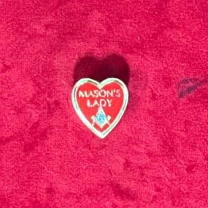 Pins Maçonnique - MASON LADY - avec Equerre-Compas G dorés, fond couleur rouge ou rose
