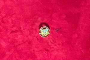 B J – PINS DORé SHRINERS FOND ROUGE 2,5CM 1