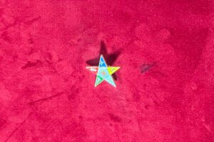 B J – PINS ETOILE DORéE 5 POINTES AUTEL SERMENT VOLUME KETER 3CM 1