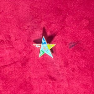 Pins Maçonnique - Etoile à cinq branches - en alliage doré non précieux avec symboles maçonniques colorés