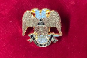 B J – PINS MAçONNIQUE 32TH(DOUBLE AIGLE SPES MEA INDEO EST 2,5×2,5CM 1