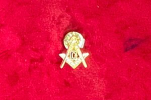 B J – PINS MACONNIQUE EQUERRE COMPAS DORé G BLEU FOND DORé 1