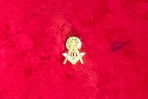 B J – PINS MAçONNIQUE EQUERRE COMPAS DORéS G 1×1,2CM 2