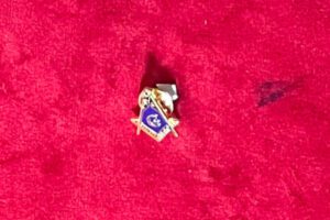 B J – PINS MACONNIQUE EQUERRE COMPAS G BLEU FOND 4