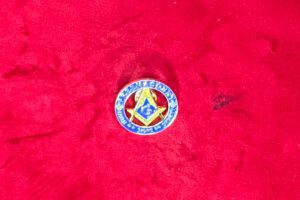 B J – PINS MAçONNIQUE FREEMASONRY EQUERRE COMPAS G DORéS FOND BLEU 3CM 1
