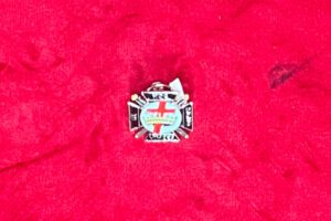 B J – PINS TEMPLIER IN HOC SIGNE VINCES CROIX TOUGE COURONNE DORéE 2.CM 1