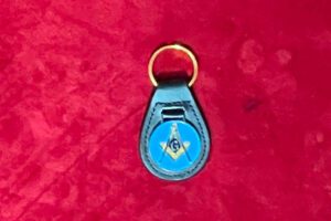 B J – PORTE CLEFS MAçONNIQUE EQUERRE COMPAS G FOND BLEU SUPPORT CUIR NOIR 4,5×8,5CM 1