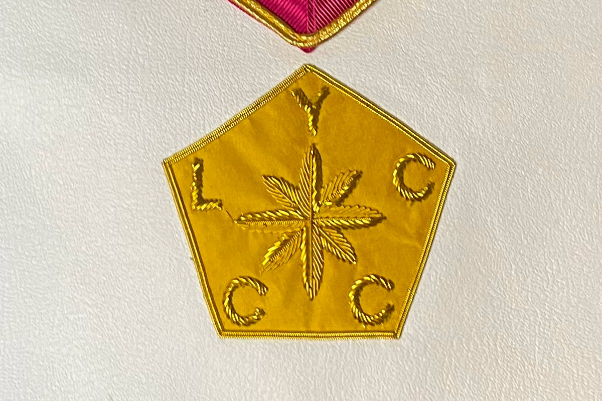 B-J - Tablier-RdY-YLCCC-Royal-Harch-detail-1 B J – TABLIER RDY YLCCC ROYAL HARCH DETAIL 1