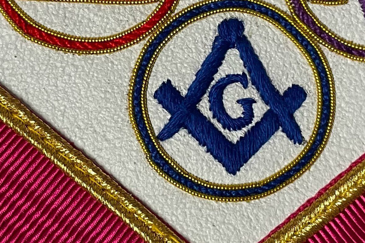 B-J - Tablier-RdY-YLCCC-Royal-Harch-detail-3 B J – TABLIER RDY YLCCC ROYAL HARCH DETAIL 3