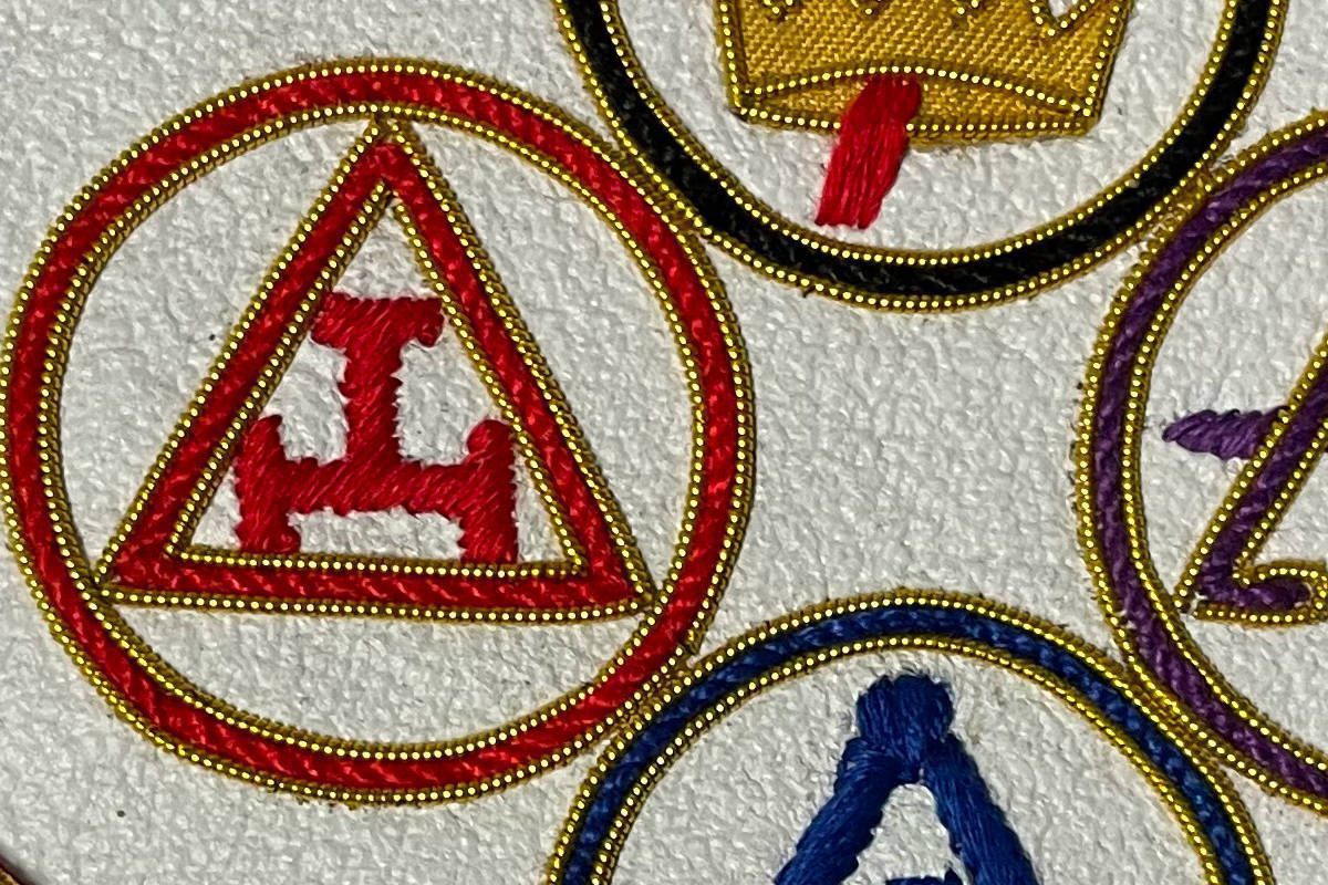 B-J - Tablier-RdY-YLCCC-Royal-Harch-detail-4 B J – TABLIER RDY YLCCC ROYAL HARCH DETAIL 4