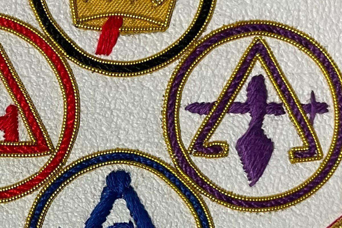 B-J - Tablier-RdY-YLCCC-Royal-Harch-detail-5 B J – TABLIER RDY YLCCC ROYAL HARCH DETAIL 5