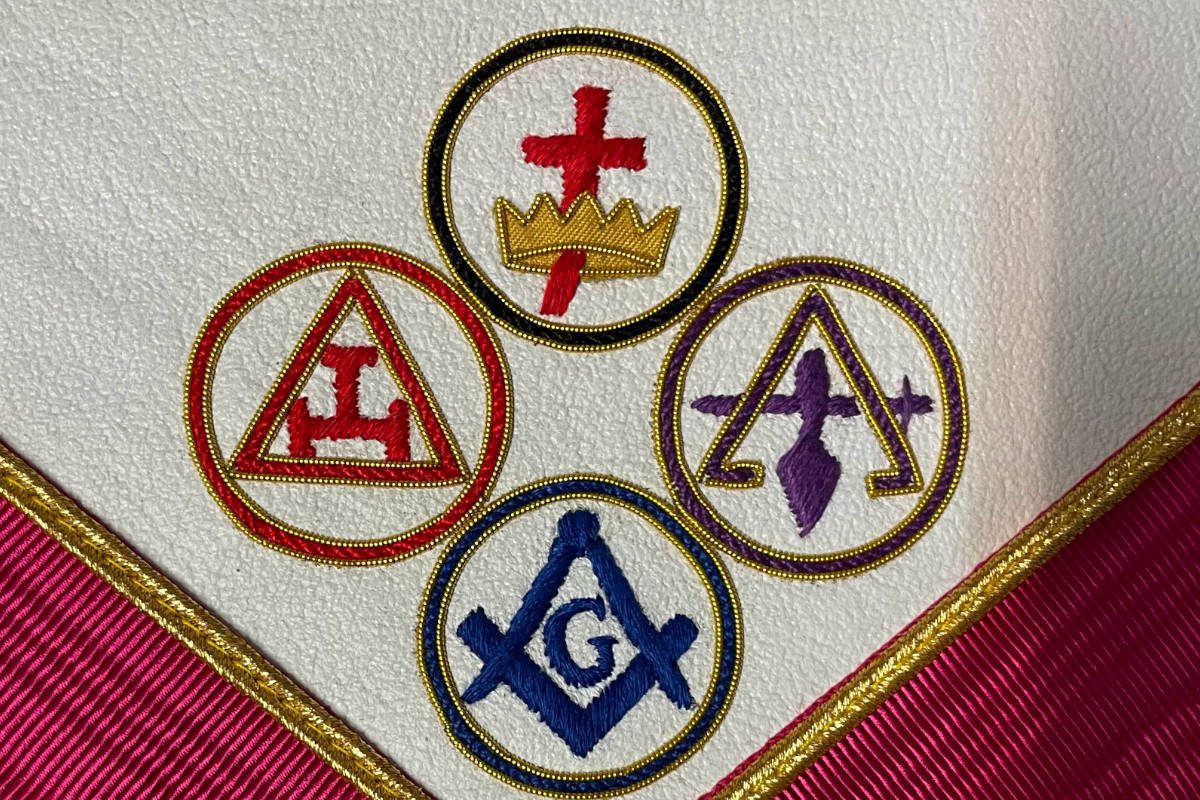 B-J - Tablier-RdY-YLCCC-Royal-Harch-detail-7 B J – TABLIER RDY YLCCC ROYAL HARCH DETAIL 7