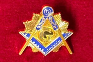 BJ PINS EQUERRE COMPAS BLEU G ETINCELLANT GOLD DETAIL 2