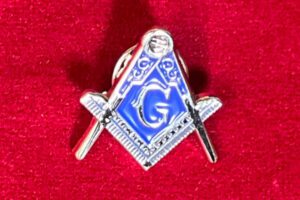 BJ PINS EQUERRE COMPAS G ARGENTé FOND BLEU DETAIL 3